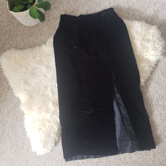 Laura Long Black Velvet Skirt - Picture 5 of 6